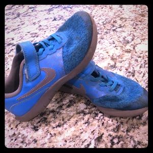 Boys Nike shoes size 1.5 Y blue